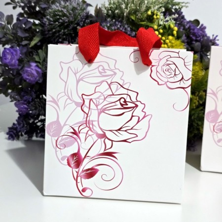 Pungi din carton alb cu model trandafir rosu 15cm x 14cm