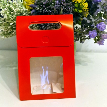 Pungi din carton rosu cu fereastra si inchidere 20cm x 13.5cm