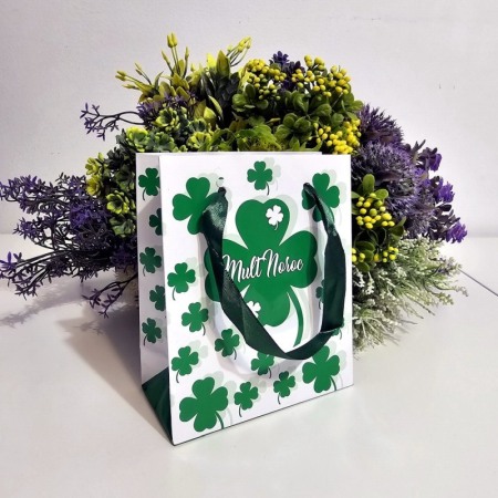 Pungi din hartie plastifiata cu trifoi Mult Noroc 14.5cm x 12cm