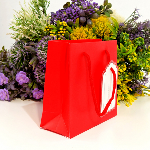 Pungi din hartie cartonata rosie cu eticheta 15cm x 14.5cm [1]