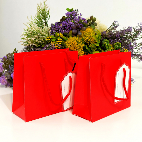 Pungi din hartie cartonata rosie cu eticheta 15cm x 14.5cm [3]