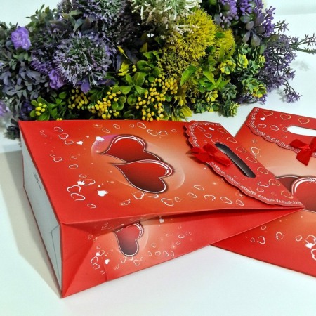 Pungi din hartie rosie cu inimi si funda 27cm x 19cm [1]