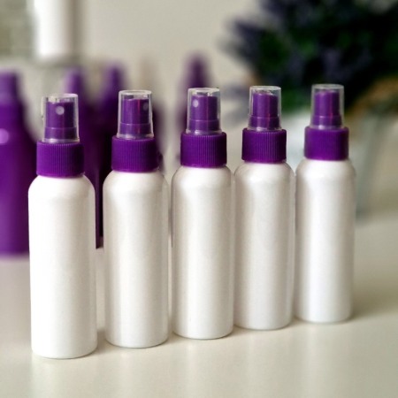 Flacoane cu pulverizator tip spray 100 ml - Set 100 flacoane albe 100 ml cu pulverizator mov tip spray
