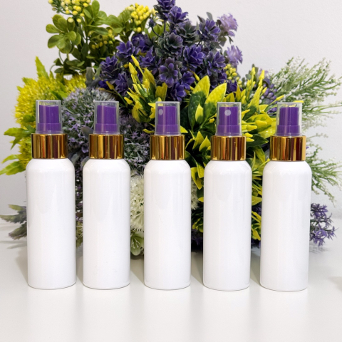 Seturi de flacoane din plastic - Set 50 flacoane albe 100 ml cu pulverizator tip spray cu inel auriu