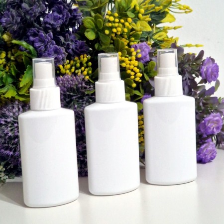 Seturi de flacoane din plastic - Set 100 flacoane albe plate 100 ml cu pulverizator alb tip spray