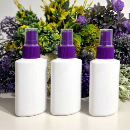 Seturi de flacoane din plastic - Set 100 flacoane albe plate 100 ml cu pulverizator mov tip spray