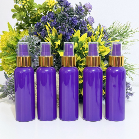 Seturi de flacoane din plastic - Set 50 flacoane mov 100 ml cu pulverizator mov tip spray cu inel auriu