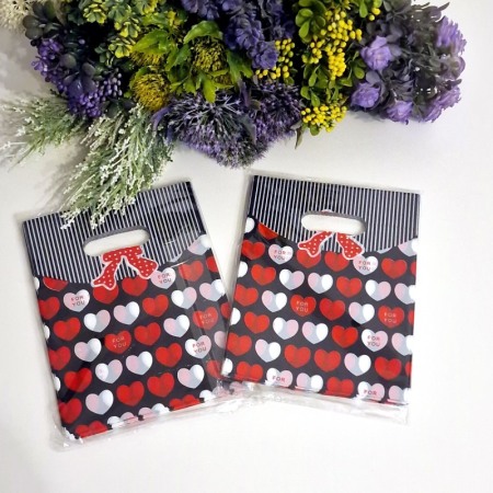 Set 100 pungi din plastic inimi rosii si albe 20cm x 15cm