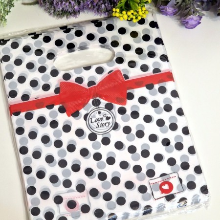 Set 100 pungi din plastic model cu buline negre 20cm x 15cm