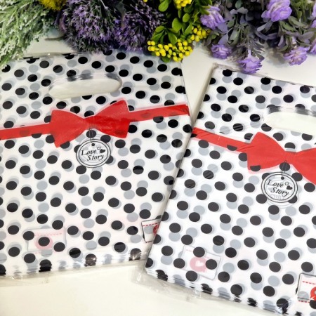 Set 100 pungi din plastic model cu buline negre 20cm x 15cm [1]