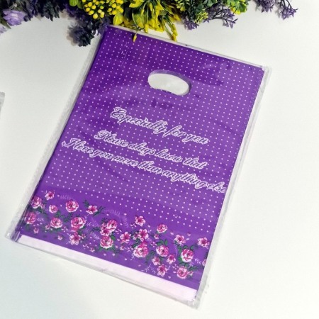 Set 100 pungi din plastic mov cu buline albe 30cm x 20cm