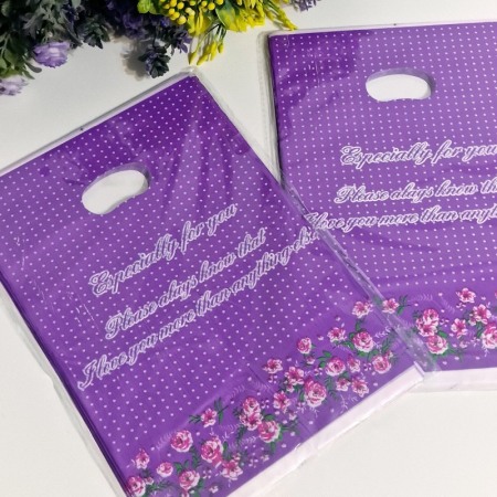 Set 100 pungi din plastic mov cu buline albe 30cm x 20cm [3]