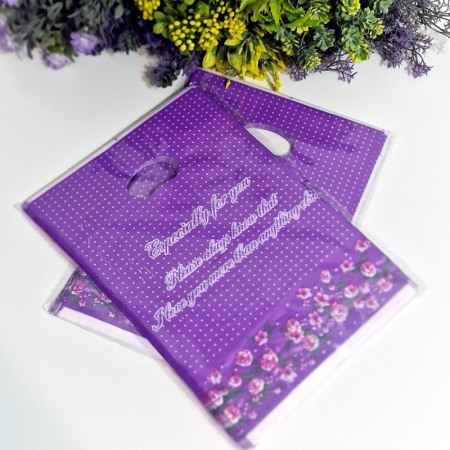 Set 100 pungi din plastic mov cu buline albe 30cm x 20cm [1]