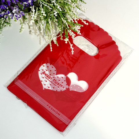 Noutăți - Set 50 pungi din plastic rosu model inimi albe 15cm x 9cm