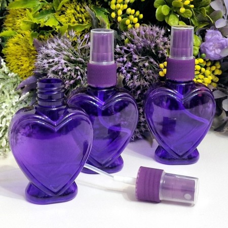 Flacoane cu pulverizator tip spray - Set 50 flacoane mov 60 ml forma inima cu pulverizator mov tip spray