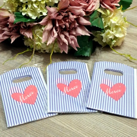 Set 50 pungi din plastic alb cu mov model inima 15cm x 9cm