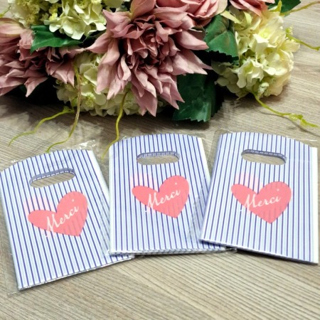 Set 50 pungi din plastic alb cu mov model inima 15cm x 9cm [2]