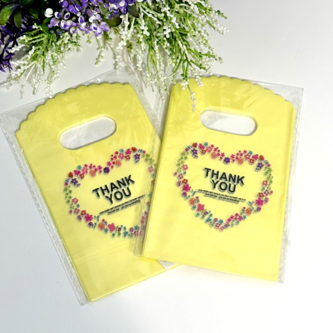 Set 50 pungi din plastic glben model inima 15cm x 9cm