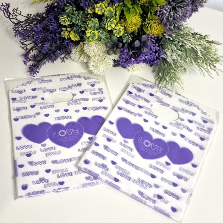 Noutăți - Set 50 pungi din plastic inima mov 20cm x 13cm