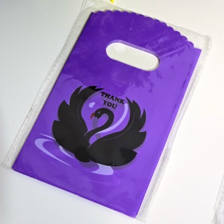 Set 50 pungi din plastic mov cu lebada neagra 15cm x 9cm [1]