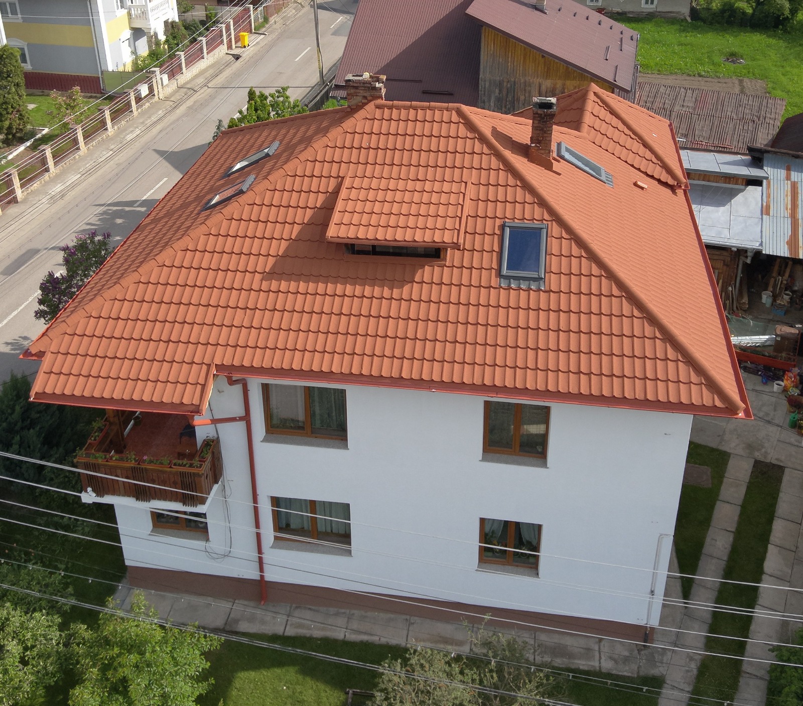  țiglele metalice cu acoperire de piatră GERARD îmbină aspectul natural al acoperișurilor tradiționale cu durabilitatea oțelului modern.