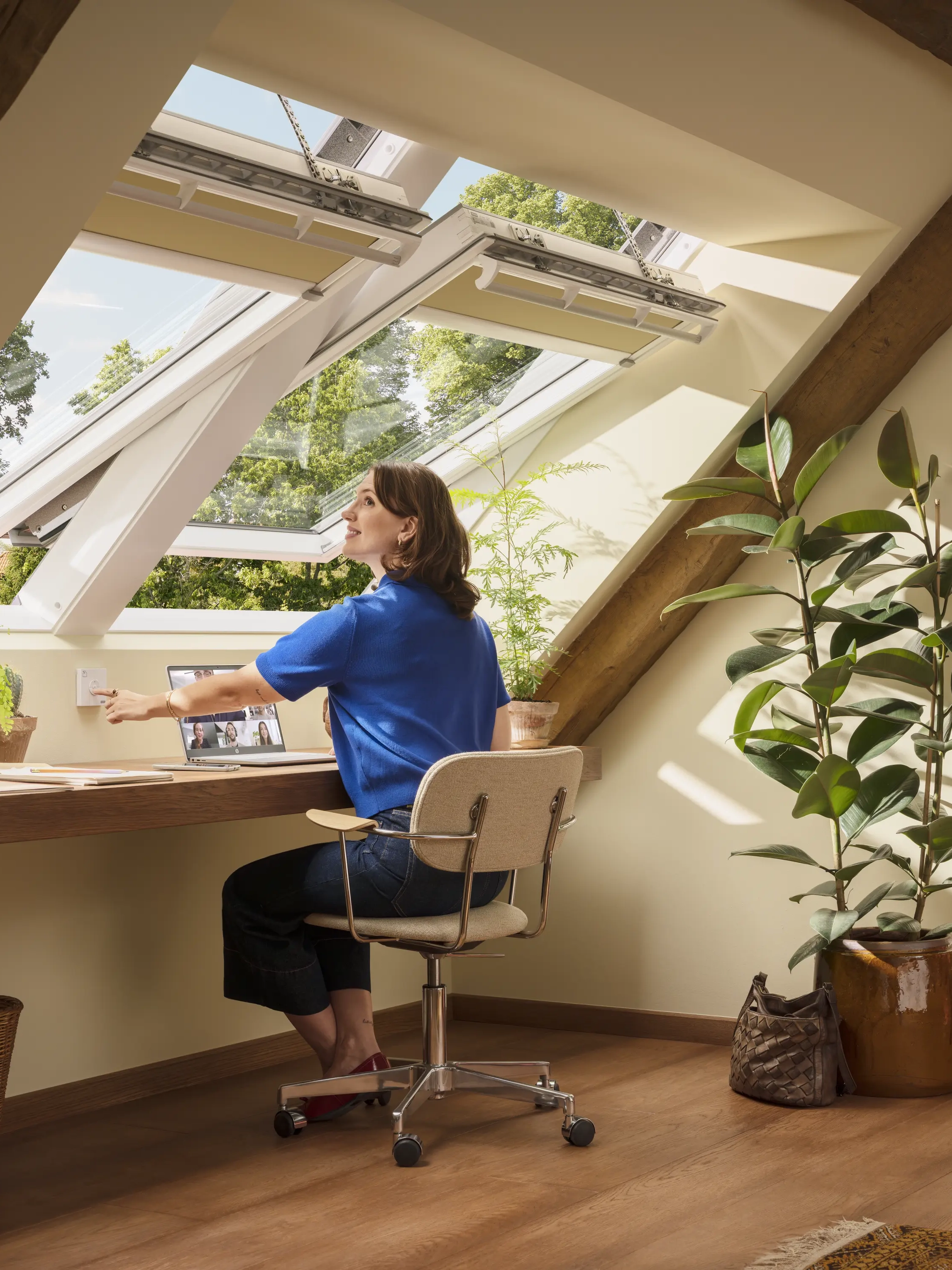 Ferestre Automate (INTEGRA-Electrice/Solare) - fereastra-mansarda-electrica-velux-confort-glu-106430-senzor-ploaie.jpg