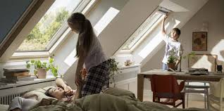 Fereastra de mansarda Standard VELUX GLL 1064 cu peliculă anti-rouă, operare de sus [1]