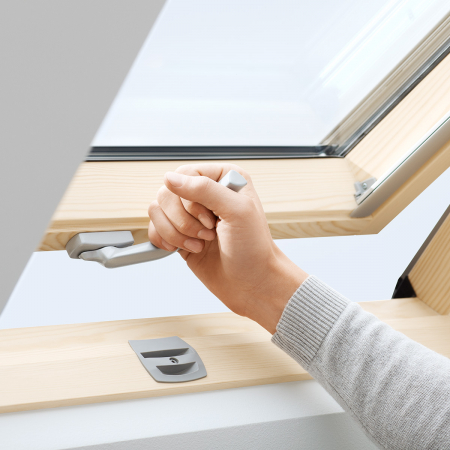 Fereastra de mansarda Standard VELUX GZL 1051B, operare de jos [5]