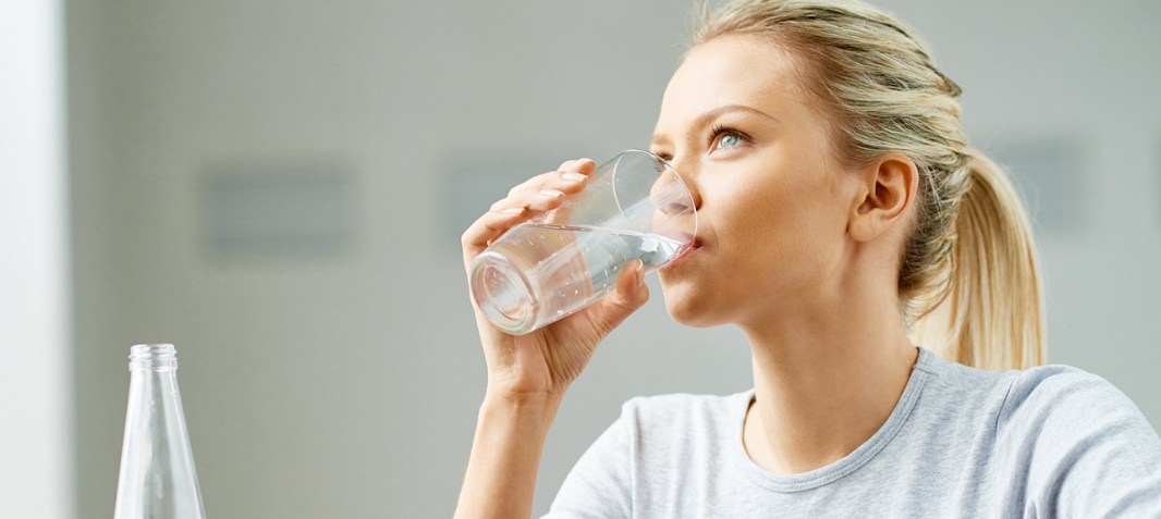 Top 10 beneficii ale consumului de apa alcalina