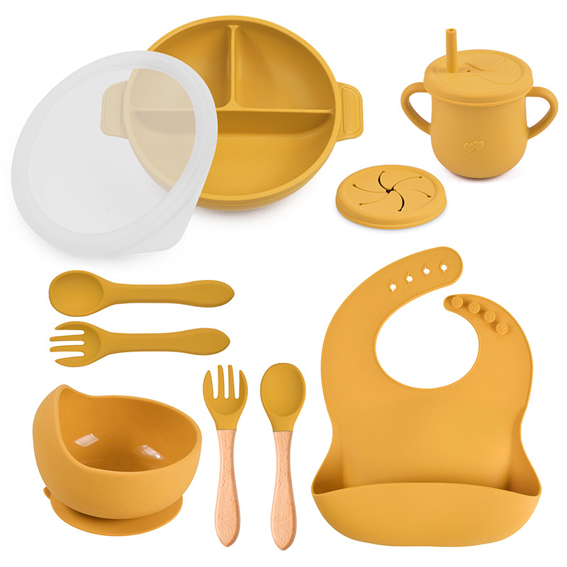 Set Diversificare Bebe din Silicon, 8 Piese, Baveta, Farfurie cu Capac, Bol, 2 Lingurite, 2 Furculite si Cana, Mustar, Aida HER® [1]