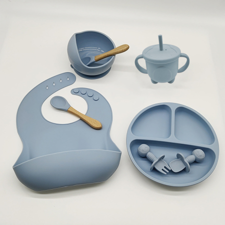 Jucarii, Copii, Mami & Bebe - Set Diversificare Bebe din Silicon, 8 Piese, Baveta, Farfurie, Bol, Lingurita, Furculita si Cana, Bleu