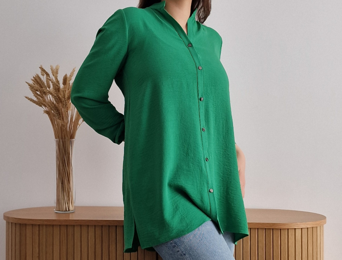 Cămașă oversized de damă, verde, fără guler, cu nasturi și mânecă lungă. Modernă, comodă, perfectă pentru ținute casual. [1]
