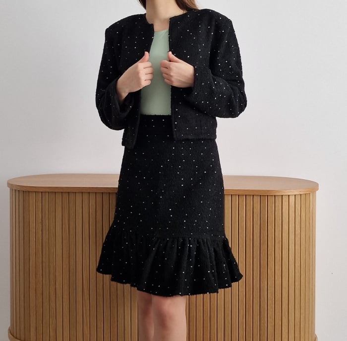 costum-dama-negru-buline-sacou-fara-guler-fusta-model [1]