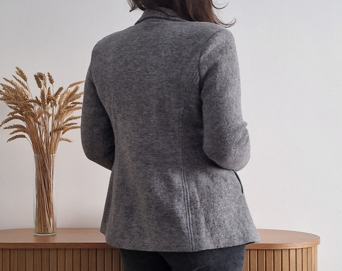 Sacou damă gri, stil casual, cu buzunare laterale și croială dreaptă, ideal pentru ținute de zi sau office relaxat. [3]