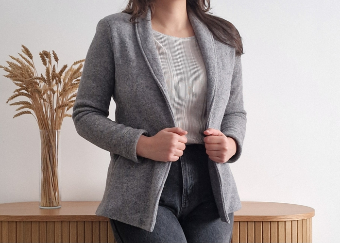 Sacou damă gri, stil casual, cu buzunare laterale și croială dreaptă, ideal pentru ținute de zi sau office relaxat. [2]