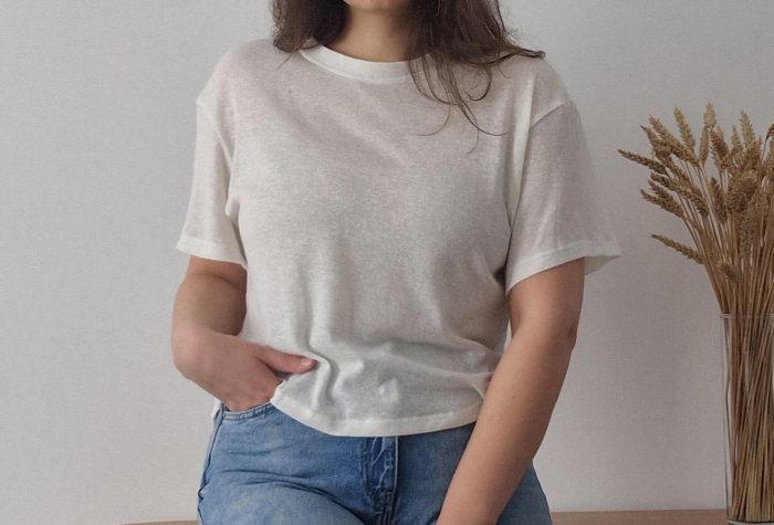 Tricou damă alb, simplu, cu mânecă scurtă și guler rotund [1]