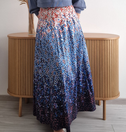 Fustă lungime maxi plisată cu model mozaic degrade – de la roz pastel la albastru închis. Lejeră, artistică și elegantă. [1]