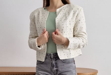 Produse - Sacou alb de damă, fără guler, buzunare sau închidere. Cu imprimeu fin de buline albe, mânecă lungă și croi până la talie. Ideal pentru outfituri de zi sau birou.