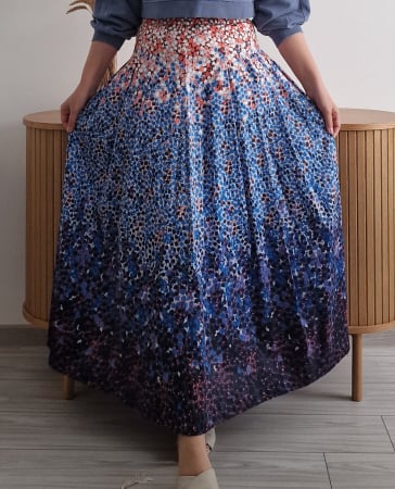 Produse - Fustă lungime maxi plisată cu model mozaic degrade – de la roz pastel la albastru închis. Lejeră, artistică și elegantă.