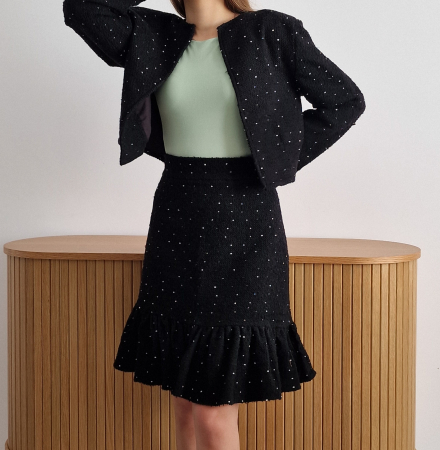 costum-dama-negru-buline-sacou-fara-guler-fusta-model [1]