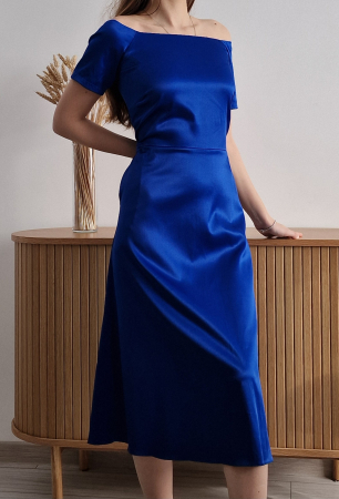 Rochie albastră din bumbac satinat cu umeri goi, mâneci scurte și lungime sub genunchi. Mărime unică 36. Lejeră, elegantă și feminină. [1]