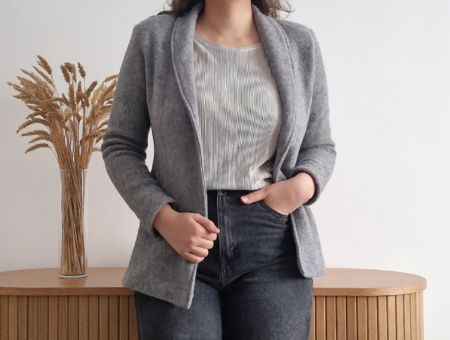 Sacou damă gri, stil casual, cu buzunare laterale și croială dreaptă, ideal pentru ținute de zi sau office relaxat. [3]