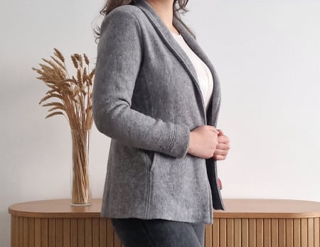 Produse - Sacou damă gri, stil casual, cu buzunare laterale și croială dreaptă, ideal pentru ținute de zi sau office relaxat.