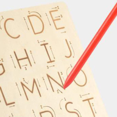 Tablă Montessori din Lemn pentru Trasarea Literelor A-Z cu Creion [16]