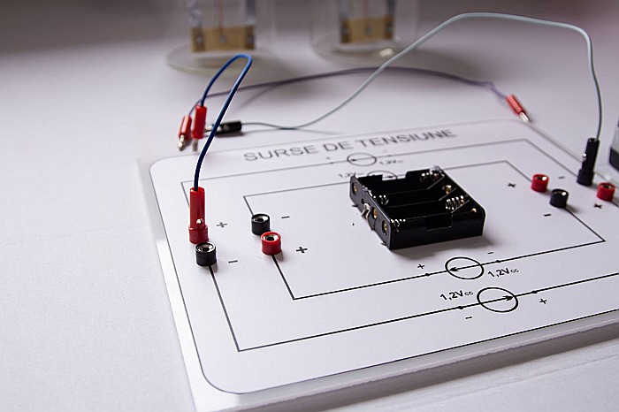 Set de circuite de electricitate, pentru studiul curentului continuu [7]