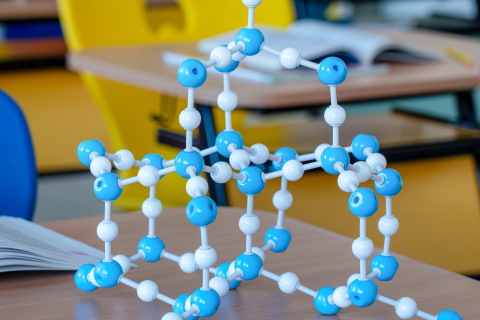 Model structură cristalină SiO₂ – dioxid de siliciu [1]