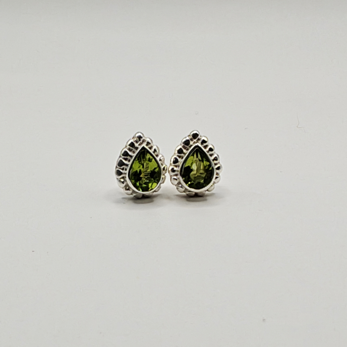 Cercei Peridot fațetat, montați în argint 10 x 7 mm [1]