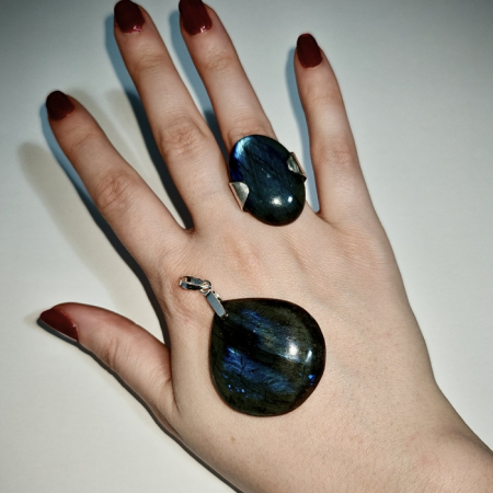 Pandantiv mare de Labradorit, montat în argint [2]