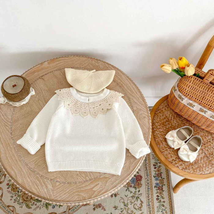 Pulover alb cu guler brodat [4]