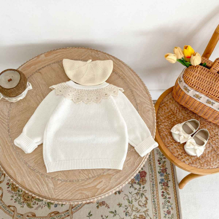 Pulover alb cu guler brodat [4]